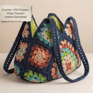 Könnte beinhalten: Eine handgefertigte Häkeltasche mit einem Blumenmuster in Blau-, Orange-, Grün- und Beigetönen. Die Tasche hat eine dunkelblaue Außenseite, eine hellgrüne Innenseite und passende Träger. Der Text auf dem Bild lautet: Crochet, PDF Pattern, Video Tutorial, Instant Download.