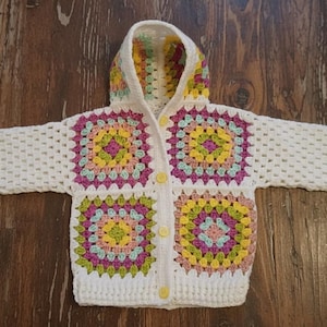 Cardigan con cappuccio per neonati Grandma Square – Fatto a mano 0-6 mesi, colorato e accogliente