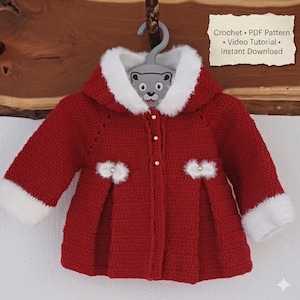 Puede incluir: Un abrigo de bebé rojo tejido a ganchillo con ribete de piel sintética blanca en la capucha y los puños. El abrigo tiene botones perlados y detalles decorativos de flores blancas. El texto dice "Crochet • PDF Pattern • Video Tutorial • Instant Download."
