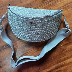 Puede incluir: Juego de tres tazas de cerámica con acabado mate moteado. Las tazas son de color crema, gris claro y gris oscuro. Diseño sencillo y minimalista, ideal para café o té.