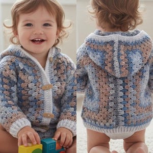 Puede incluir: Una chaqueta de punto con capucha y manga larga que presenta un patrón de ganchillo de cuadrados de la abuela en tonos azul, beige y blanco. La prenda incluye un borde acanalado blanco en los puños y la abertura frontal, con dos botones de madera.