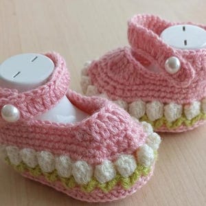 Baby Booties Crochet Pattern with Rosebuds – PDF & Video Tutorial, Drawstring, Pearl Button