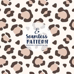 Può includere: Uno schema senza cuciture con un design a stampa leopardata marrone chiaro e beige. Lo schema è su uno sfondo bianco. Il testo "& Seamless Pattern Personal | Commercial Use" è in un cerchio bianco al centro dell'immagine.