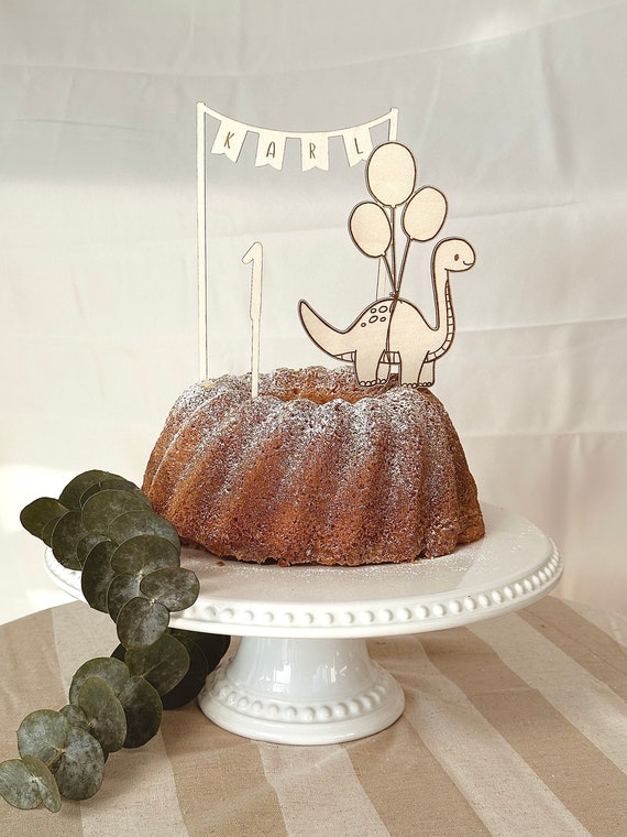 Caketopper Dino mit Ballon zum Geburtstag, personalisierte Tisch und Kuchendeko für Kindergeburtstag, Tortenstecker aus Holz