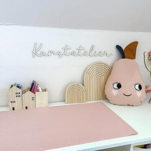 Schreibtisch Deko Kunstatelier, Kunstwerke Kinder, Wanddeko Holz, Schriftzug Kinderzimmer aus Holz, Deko für das Kinderzimmer