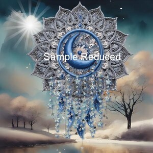 Könnte beinhalten: Ein Traumfänger mit einem detaillierten silbernen Mandala-Design, einem blauen Halbmond und hängenden blauen Federn und Sternanhängern. Das Bild hat einen Aquarellhintergrund mit Sonne, Bäumen und einem See. Der Text "Sample Reduced" ist sichtbar.