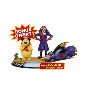 Puede incluir: Un conjunto de figuras de personajes de dibujos animados, que incluye un perro amarillo, un villano con un abrigo morado y un coche de carreras morado. El conjunto incluye una base con una escena desértica y el texto "BONUS OFFERT!"