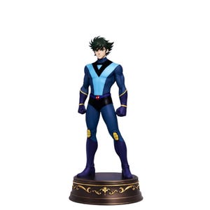 Può includere: Statuetta di un personaggio maschile di anime in posa dinamica. La figura indossa un abito blu e nero con dettagli gialli e una cintura rossa. Il personaggio ha i capelli verdi e si trova su una base marrone decorativa.