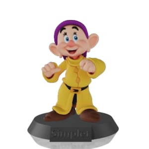 Peut inclure: Figurine du personnage de Disney, Grincheux, de Blanche-Neige et les Sept Nains. Grincheux porte une tenue jaune et un chapeau violet. La figurine est sur une base noire avec le mot "Simplei".