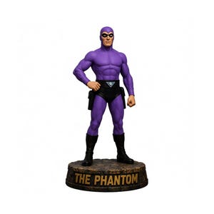 Peut inclure: Figurine d'action violette de The Phantom, un super-héros, sur un socle. La figurine porte un justaucorps violet, un slip noir, des bottes et un masque. Le socle est marron avec l'inscription "THE PHANTOM" en or.