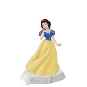 Peut inclure: Figurine de Blanche-Neige vêtue d'une robe jaune, d'un haut bleu et d'un bandeau rouge. La figurine est posée sur un socle blanc avec le texte "Blanche neige".