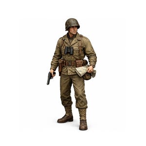 Könnte beinhalten: Detaillierte Figur eines Soldaten in einer Uniform aus dem Zweiten Weltkrieg. Die Figur trägt einen Helm, eine olivgrüne Jacke und Hose. Er hält eine Pistole in der rechten Hand und ein Fernglas um den Hals. Eine Kartentasche und eine Tasche sind an seinem Gürtel befestigt.