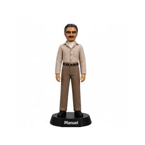 Puede incluir: Una figura de una persona con cabello oscuro y bigote, que viste una camisa de manga larga a cuadros claros sobre una prenda blanca de cuello alto, pantalones marrones con un cinturón oscuro y zapatos negros, sobre una base negra con el nombre.