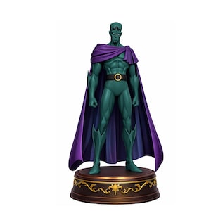 Peut inclure: Figurine de super-héros à la peau turquoise, avec une cape violette et une boucle de ceinture dorée. La figurine est posée sur un socle décoratif marron avec des détails dorés. Le personnage a une expression sévère et une pose héroïque.
