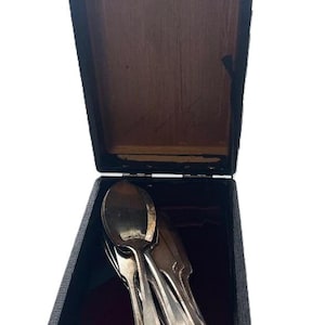 Silverplate  1914 Patrician by Oneida 2 Jelly Servers and 9 butter spreaders