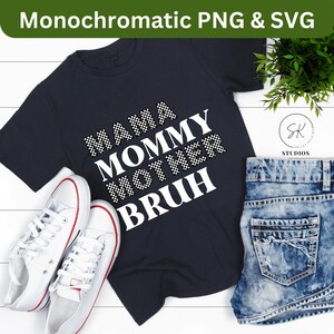 Puede incluir: Una camiseta azul marino con las palabras "MAMA MOMMY MOTHER BRUH" en letras blancas con un patrón de cuadros. La imagen también incluye zapatillas blancas, pantalones cortos de mezclilla y una ramita de vegetación.