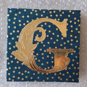 Lettre majuscule G 15 x 15 cm - Bois doré à la feuille d'or 22 cts /Letra maiúscula G 15 x 15 cm - Folha de ouro 22 cts dourada sobre madeira