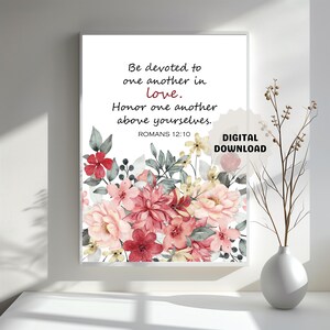 Puede incluir: Impresión enmarcada con arte floral en acuarela y el texto «Sed devotos unos a otros en amor. Honraos unos a otros. Romanos 12:10. DESCARGA DIGITAL». Las flores son rosas, rojas y amarillas.