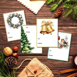 Könnte beinhalten: Eine Sammlung von Weihnachtskarten mit Aquarellillustrationen eines Kranzes, Glocken, eines Weihnachtsbaums und Vögeln. Jede Karte hat Platz, um "AN:" und "VON:" auf einem Holzgrund zu schreiben.