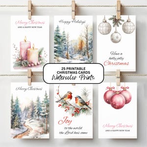 Puede incluir: Un conjunto de 25 tarjetas de Navidad imprimibles con ilustraciones en acuarela. Los diseños incluyen velas rosas, bosques invernales nevados, adornos colgantes y petirrojos en ramas de acebo con textos como Merry Christmas y Joy to the world.
