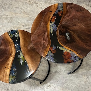 Mesas nido de resina epoxi, con motivos florales y nogal