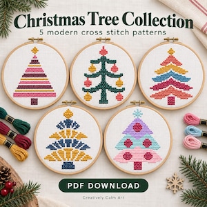 Op de afbeelding: Vijf ronde houten borduurringen met kruissteekpatronen van kerstbomen in diverse kleuren en geometrische ontwerpen. De tekst luidt Christmas Tree Collection 5 modern cross stitch patterns en PDF DOWNLOAD.