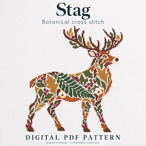 Peut inclure: Un modèle de point de croix représentant la silhouette d'un cerf remplie d'éléments botaniques dans des tons de vert, marron et rouge. Le texte indique Stag Botanical cross stitch et DIGITAL PDF PATTERN sur un fond à grille blanche.