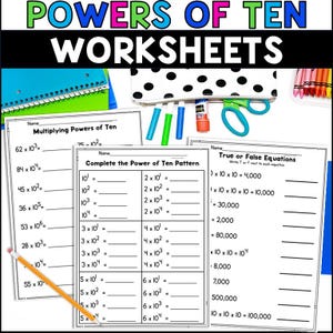 Puede incluir: Hojas de trabajo educativas tituladas "Powers of Ten Worksheets" con problemas de matemáticas. Las hojas de trabajo incluyen multiplicación, completar patrones y ecuaciones verdaderas o falsas. También se ven un lápiz, bolígrafos, tijeras, pegamento y crayones.
