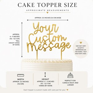 K&ouml;nnte beinhalten: Ein goldfarbener Tortenaufleger mit dem Text Your Custom Message in Schreibschrift. Der Aufleger ist 14 cm breit und 10 bis 12,7 cm hoch. Er ist auf einer wei&szlig;en Torte platziert. Das Bild enth&auml;lt Text mit Gr&ouml;&szlig;en- und Ma&szlig;angaben.