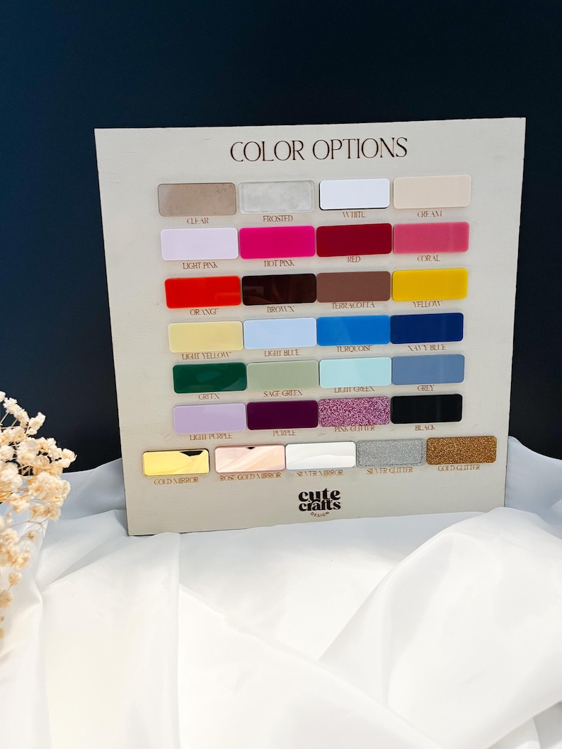 Pu&ograve; includere: Tabella colori con 20 diverse opzioni di colore per lastre acriliche. I colori includono trasparente, satinato, bianco, crema, rosa chiaro, rosa intenso, rosso, corallo, arancione, marrone, terracotta, giallo, giallo chiaro, azzurro, turchese, blu navy, verde, verde salvia, verde chiaro, grigio, lilla chiaro, viola, glitter rosa, nero, specchio dorato, specchio oro rosa, glitter argento e glitter oro.