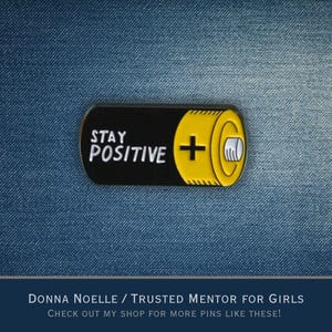Stay Positive Battery Enamel Pin Encouragement Gift Positive Affirmation Button Inspirational Motivational Pin Badge Cute Pin for Backpack