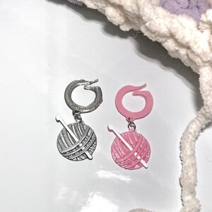 BEKECH Knitting Needle & Yarn Ball Brooch – Sewing-Themed Safety Pin Jewelry Gift For Knitters - View #8