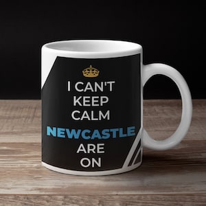 Puede incluir: Taza de cer&aacute;mica blanca con un dise&ntilde;o en blanco y negro. La taza presenta una corona y el texto "I can't keep calm Newcastle are on".