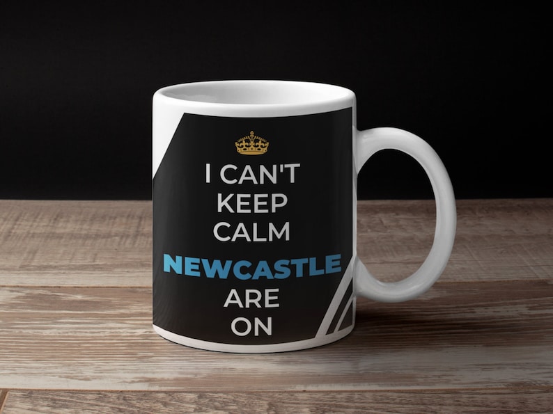 Puede incluir: Taza de cer&aacute;mica blanca con un dise&ntilde;o en blanco y negro. La taza presenta una corona y el texto "I can't keep calm Newcastle are on".