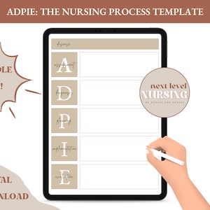 以下が含まれることがあります： タブレットに表示された看護過程のデジタルテンプレート。テンプレートは「ADPIE」とラベル付けされ、アセスメント、診断、計画、実施、評価のセクションがあります。画像には「BUNDLE PACK！」と「DIGITAL DOWNLOAD」の文字が含まれています。