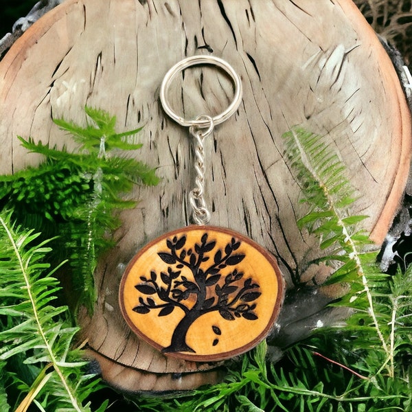 Tree of Life Handgefertigter und naturbelassener Einzelstück Lasergravierter Schlüsselanhänger aus Holz