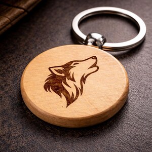 Heulender Wolf Minimalistisches Design Handgefertigter Lasergravierter Schlüsselanhänger aus Holz