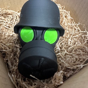 Afdekkap voor aanhangerkoppeling met stalen helm en AHK gasmasker Neongrün