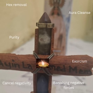 Puede incluir: Una cruz de madera hecha a mano con una pequeña vela encendida en el centro. La cruz presenta texto que incluye "Ayin Lamed Mem", "Hex removal", "Purity", "Aura Cleanse", "Exorcism", "Cancel negativity" y "Banishing negative forces".