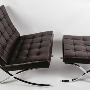 Zwarte leren Barcelona-stijl stoel en voetenbank – Gemaakt in Italië – Modernistisch iconisch ontwerp – Zeer goede staat