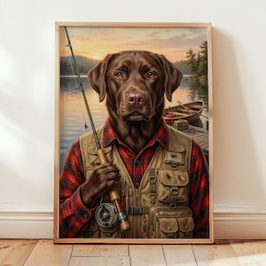 Può includere: Una stampa artistica incorniciata raffigurante un Labrador color cioccolato che indossa una camicia di flanella a quadri rossi e neri e un gilet da pesca beige con tasche multiple. Il cane tiene una canna da pesca davanti a un lago e una barca.