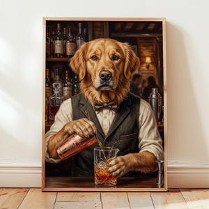 Może przedstawiać: Oprawiony wydruk przedstawiający Golden Retrievera ubranego jako barman, nalewającego drinka. Pies ma na sobie kamizelkę i muszkę, w tle bar i butelki. Grafika ma styl vintage, ilustracyjny.