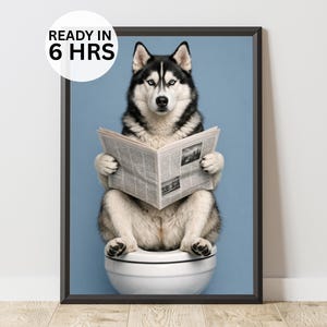 Op de afbeelding: Een witte keramische mok met een zwart handvat en de tekst "But First, Coffee" in een zwarte, vette letter. De mok staat op een wit oppervlak.