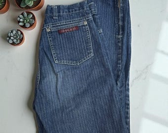 Jeans ajustados de rayas finas estilo vintage con cremallera en el tobillo y tiro alto, talla 26x27, años 80 y 90.