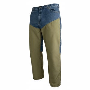 Puede incluir: Vaqueros azules con paneles de tela verde oliva en la parte delantera de las piernas. Los vaqueros tienen un diseño clásico de cinco bolsillos y cierre de botón y cremallera. La tela verde oliva se extiende desde la cintura hasta los tobillos.