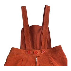 Vestido con pechera de gamuza Free People, talla 2, color naranja óxido, con dobladillo sin rematar y forro. imagen 6
