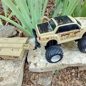 2003 Road Champs Jurassic Cliffs 568 Dino Park 4x4 Truck w/ Trailer 9” Toy