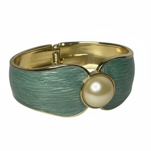 Vintage Green Textured Bangle Bracelet Faux Pearl Gold Tone Y2K Spring Hinge