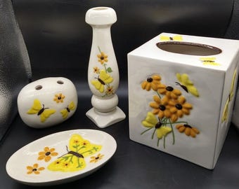 Juego de tocador de baño de cerámica vintage de 4 piezas con mariposas y margaritas en amarillo y naranja, años 80.