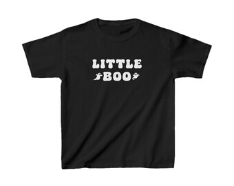 Può includere: T-shirt nera con la scritta bianca "LITTLE BOO" e due illustrazioni di fantasmi. Un design girocollo a maniche corte, adatto per Halloween o eventi a tema.